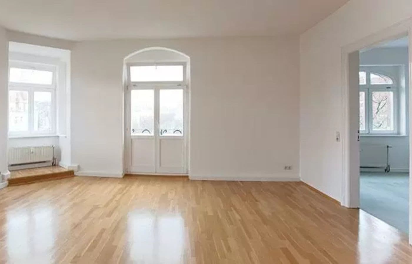 Empty London apartment after end of tenancy cleaning with clean wooden floors